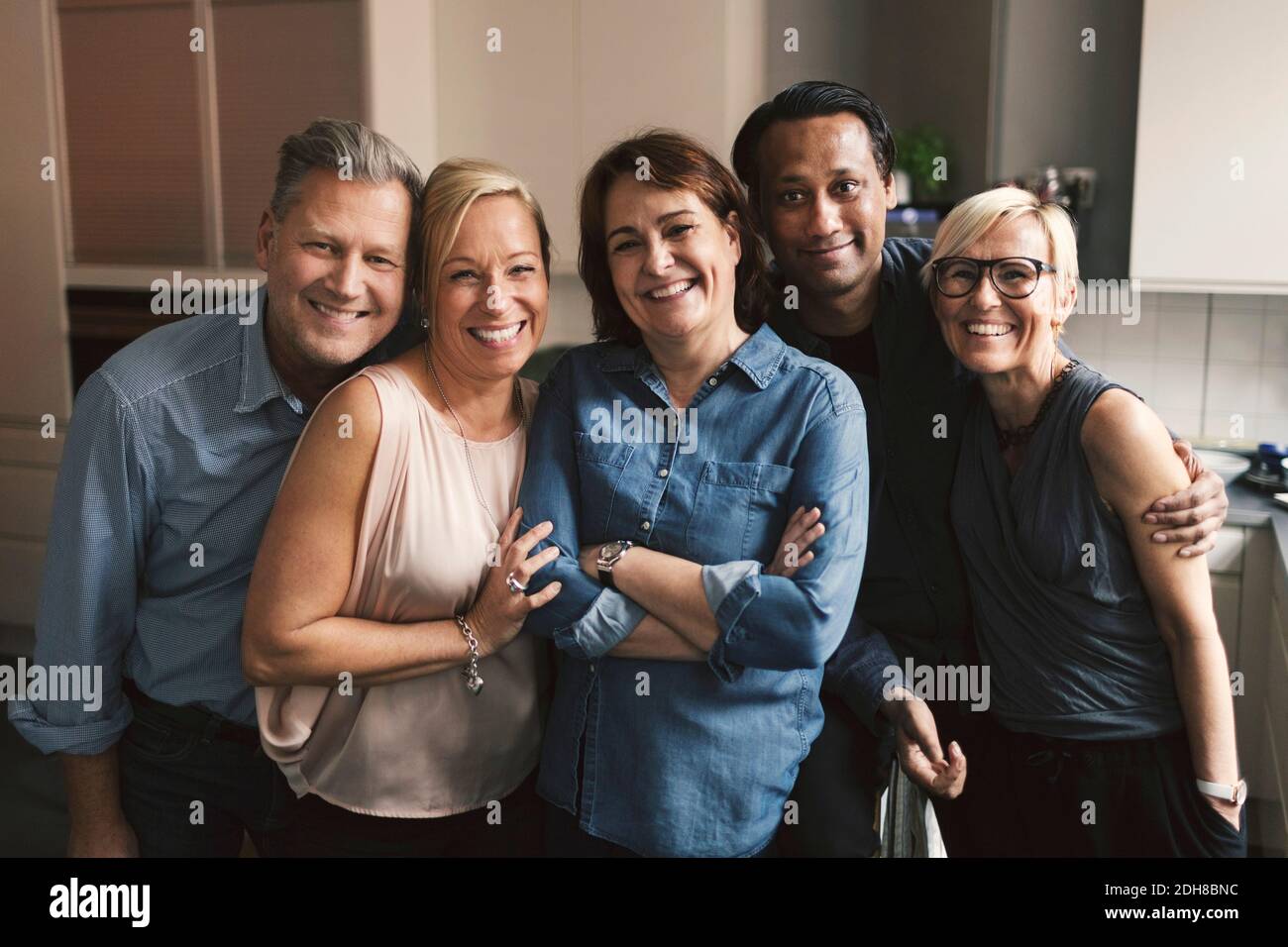 Portrait d'amis multiethniques heureux dans la cuisine Banque D'Images