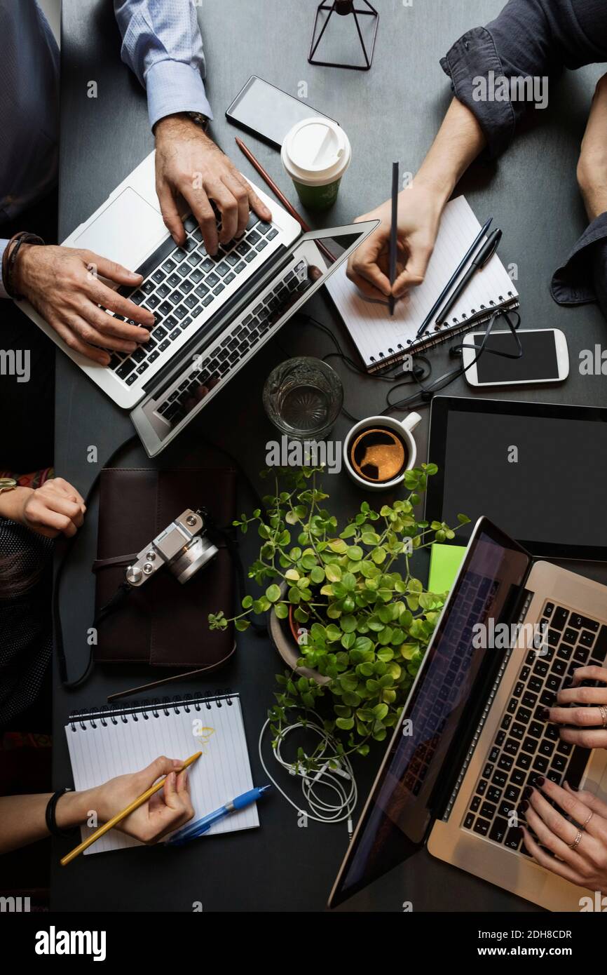 Directement au-dessus de la photo de l'équipe d'affaires travaillant à table dans bureau créatif Banque D'Images