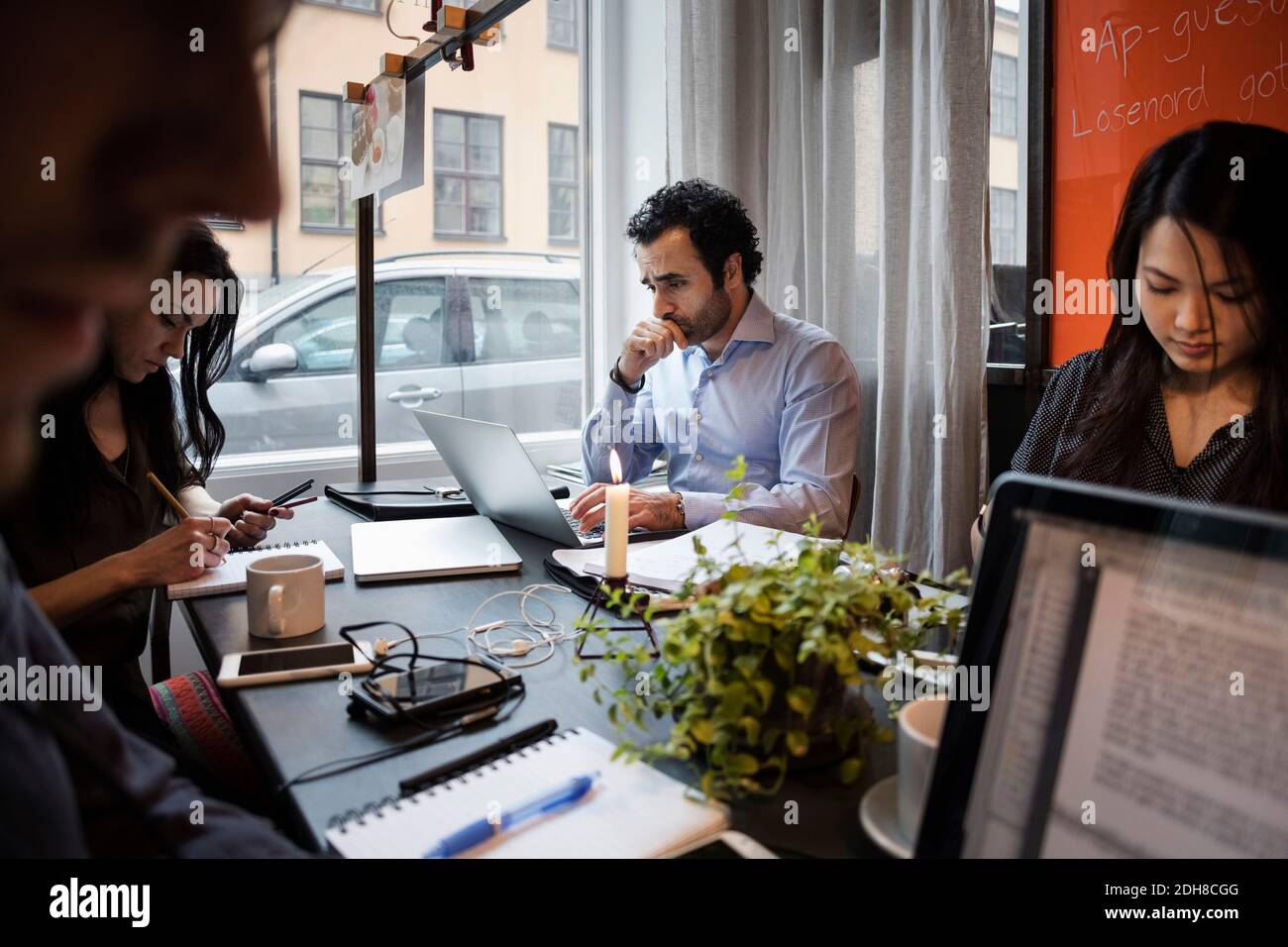 Équipe d'affaires créative travaillant à table dans un bureau moderne Banque D'Images