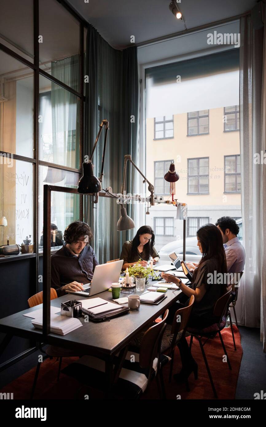 Équipe d'affaires créative assise à table, travaillant dans un bureau moderne Banque D'Images
