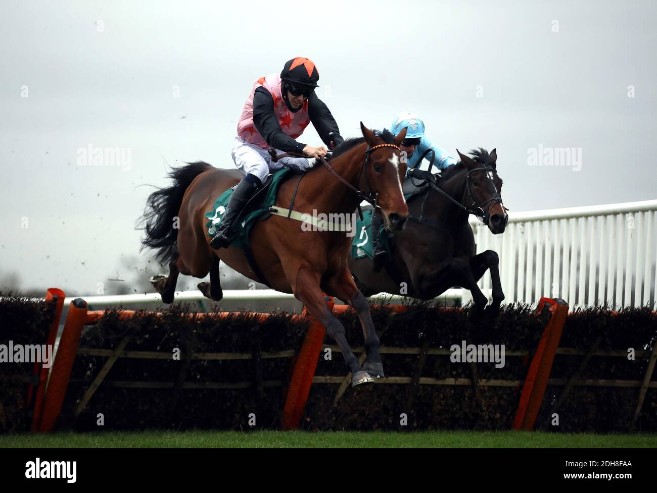 Hamilton Dici est monté par Chester Williams sur le chemin de gagner le Wigley Group Merry Christmas Juvenile Maiden herry Hurdle à l'hippodrome de Warwick. Date de la photo: Jeudi 10 décembre 2020. Voir PA Story RACING Warwick. Le crédit photo devrait se lire comme suit : Tim Goode/PA Wire. RESTRICTIONS : l'utilisation est soumise à des restrictions. Utilisation éditoriale uniquement, aucune utilisation commerciale sans le consentement préalable du détenteur des droits. Banque D'Images