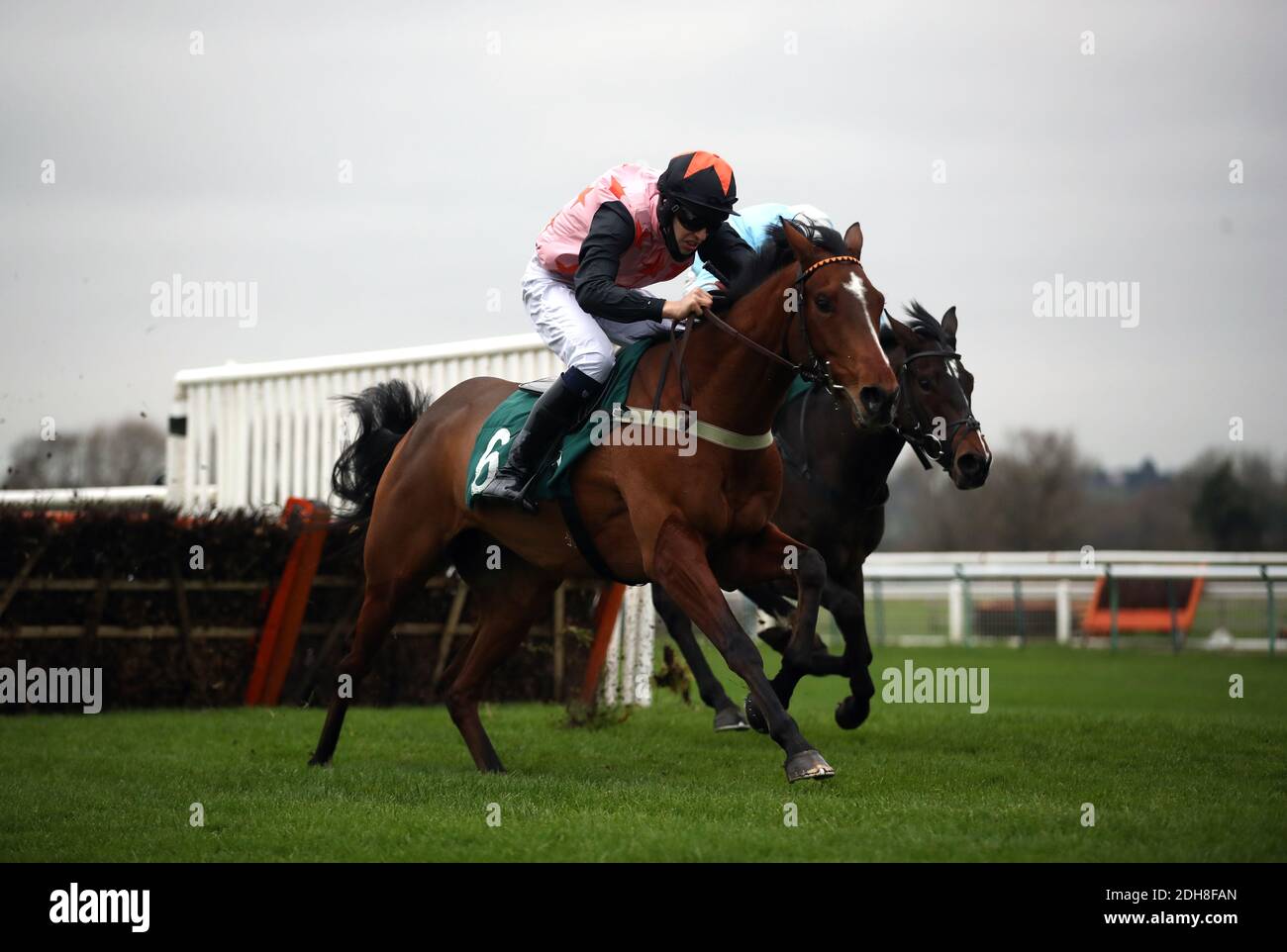 Hamilton Dici est monté par Chester Williams sur le chemin de gagner le Wigley Group Merry Christmas Juvenile Maiden herry Hurdle à l'hippodrome de Warwick. Date de la photo: Jeudi 10 décembre 2020. Voir PA Story RACING Warwick. Le crédit photo devrait se lire comme suit : Tim Goode/PA Wire. RESTRICTIONS : l'utilisation est soumise à des restrictions. Utilisation éditoriale uniquement, aucune utilisation commerciale sans le consentement préalable du détenteur des droits. Banque D'Images