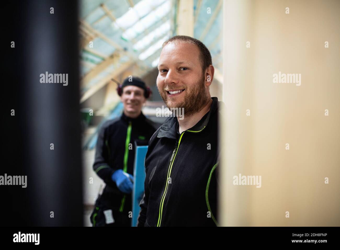 Portrait de collègues en vêtements de protection sur le chantier de construction Banque D'Images