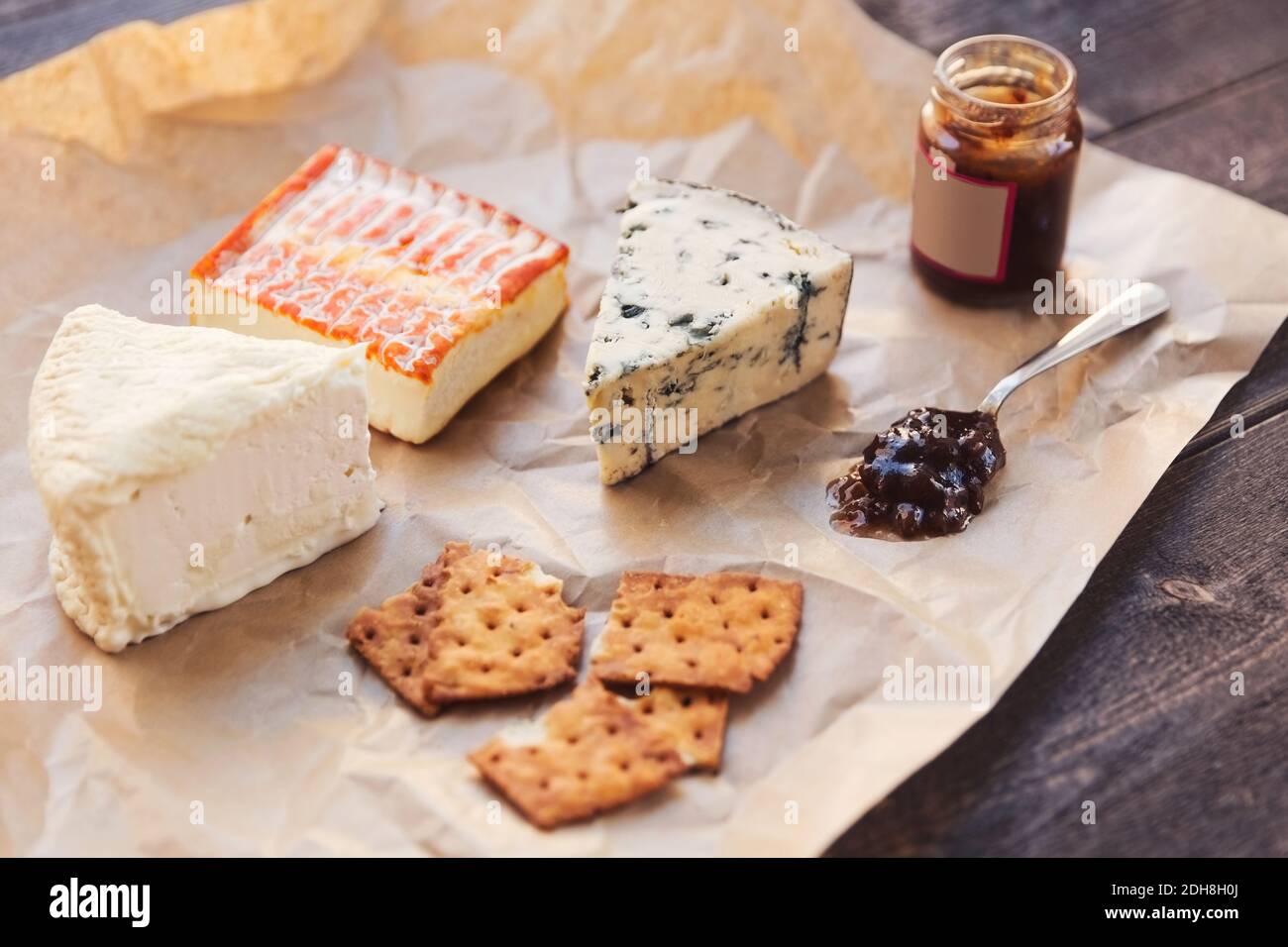 Vue panoramique sur le fromage avec craquelins et conserves tableau Banque D'Images