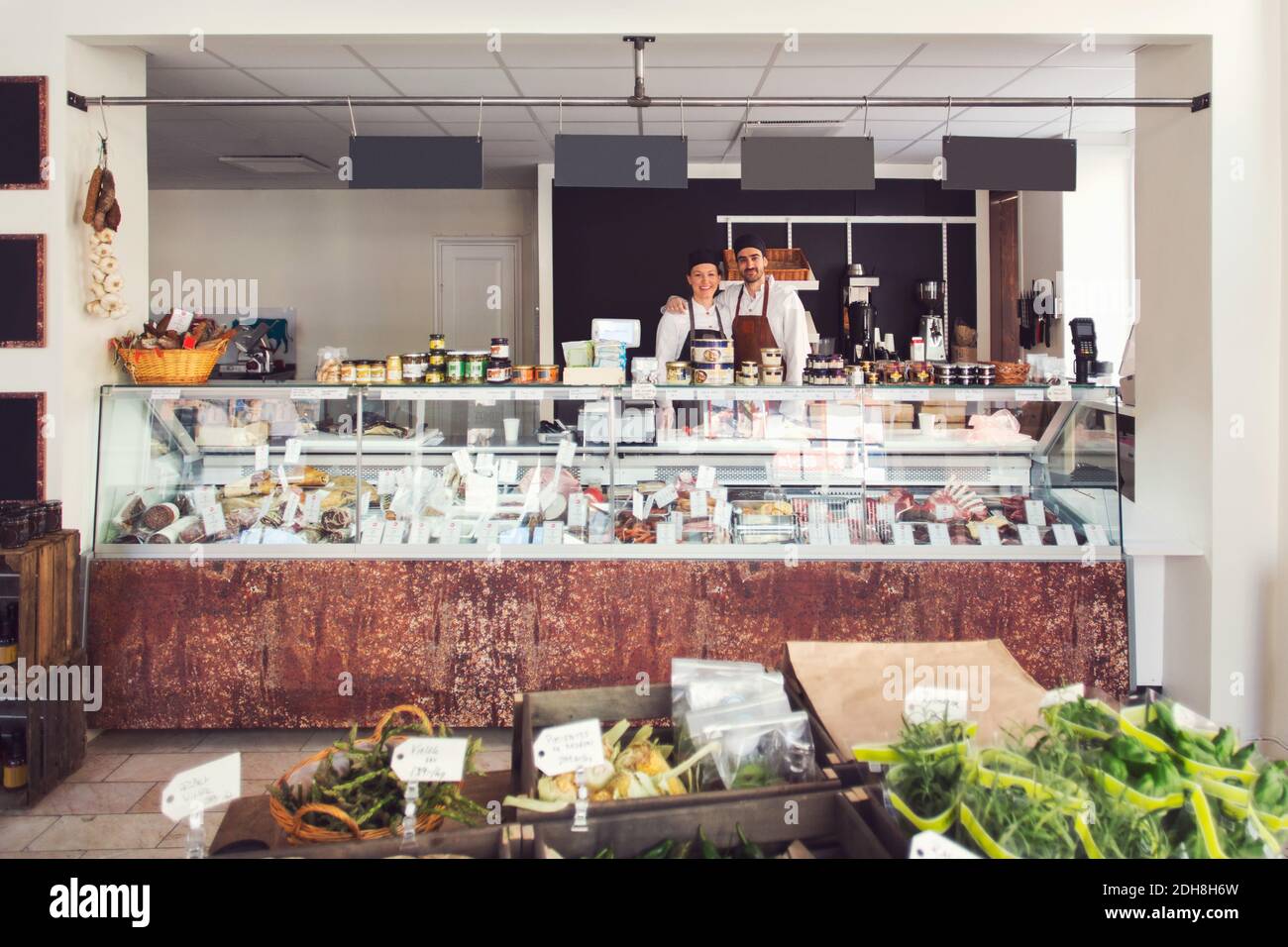 Portrait de propriétaires confiants debout dans l'épicerie Banque D'Images
