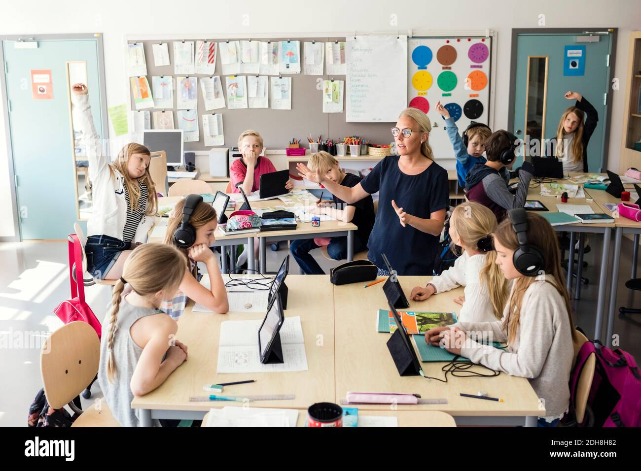 Enseignant expliquant en classe Banque D'Images