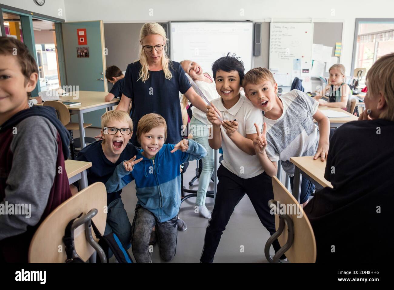 Des élèves joyeux avec un professeur en classe Banque D'Images