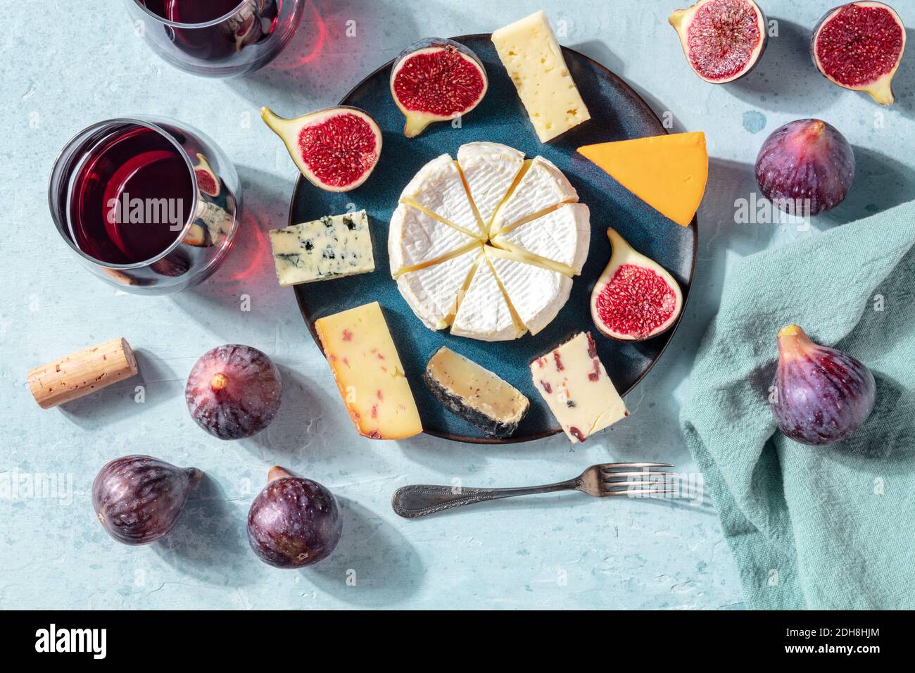 Dégustation de fromages et de vins, plateau de fromages avec figues, plat Banque D'Images