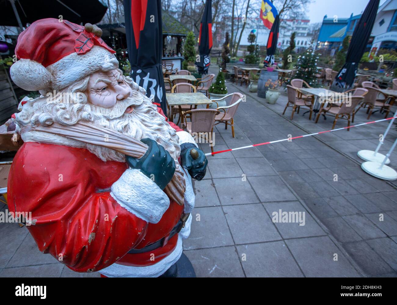 Boltenhagen, Allemagne. 10 décembre 2020. La figure du Père Noël se trouve en face d'un restaurant fermé sur la promenade de la plage. En raison du verrouillage partiel de la couronne, les hôtels, les restaurants et les installations touristiques sur la côte de la mer Baltique dans le Mecklembourg-Poméranie-Occidentale sont fermés. Credit: Jens Büttner/dpa-Zentralbild/dpa/Alay Live News Banque D'Images