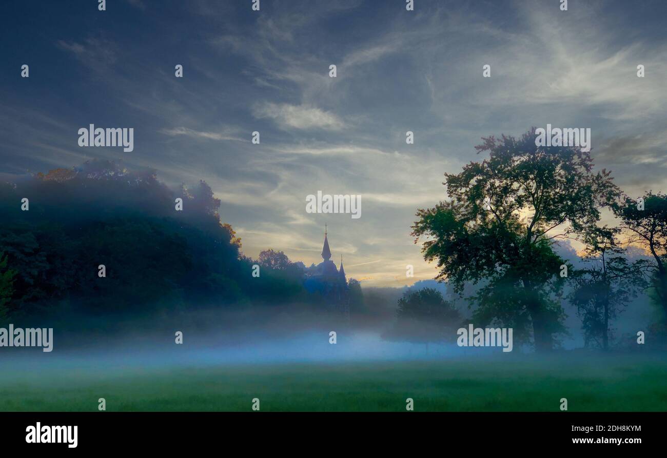 Un ciel spectaculaire sur un paysage brumeux Banque D'Images