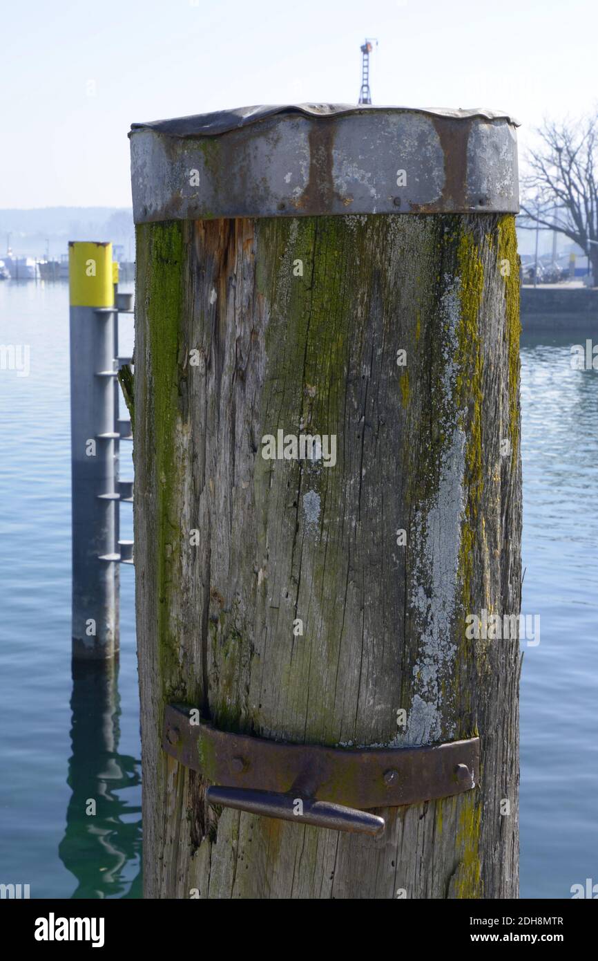 bollard de mer debout dans l'eau fait de bois et fer rouillé Banque D'Images