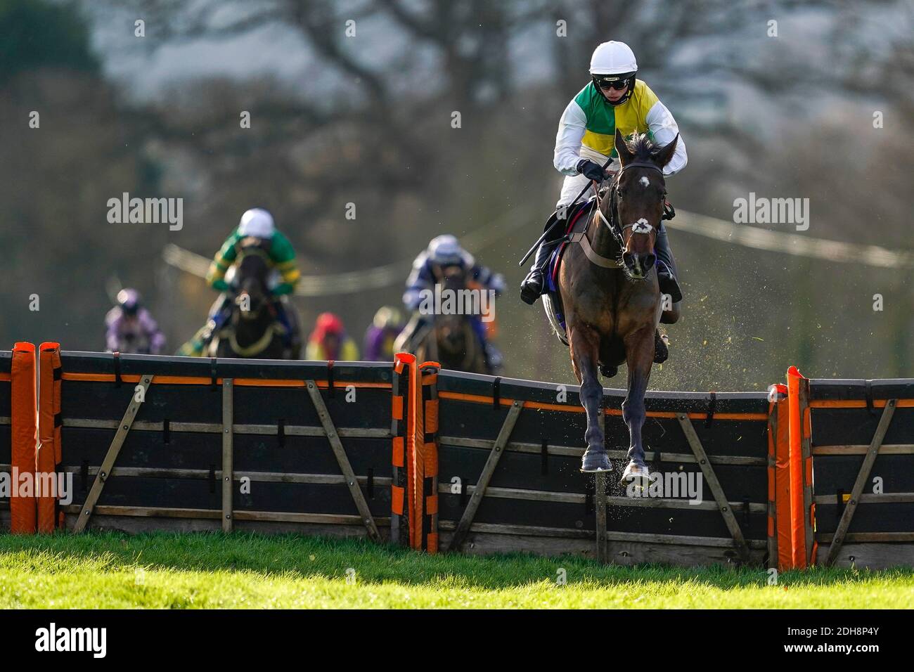 Harry Cobden à cheval sur la rue Atholl sur le chemin de gagner l'obstacle des novices de course à l'école à l'hippodrome de Taunton. Date de la photo: Jeudi 8 décembre 2020. Voir PA Story RACING Taunton. Le crédit photo devrait se lire comme suit : Alan Crowhurst/PA Wire. RESTRICTIONS : l'utilisation est soumise à des restrictions. Utilisation éditoriale uniquement, aucune utilisation commerciale sans le consentement préalable du détenteur des droits. Banque D'Images