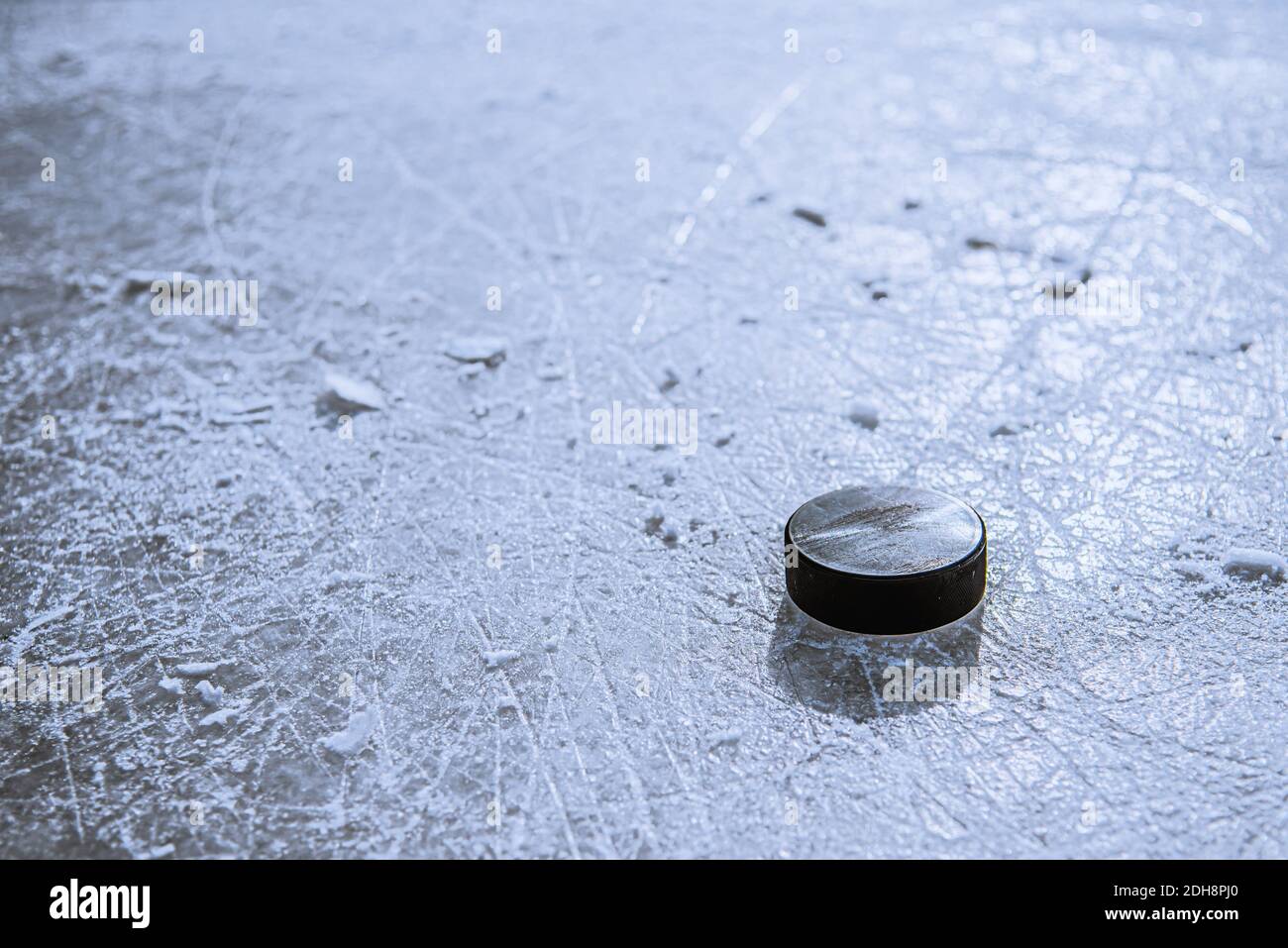 Rondelle de hockey se situe sur la macro neige Banque D'Images