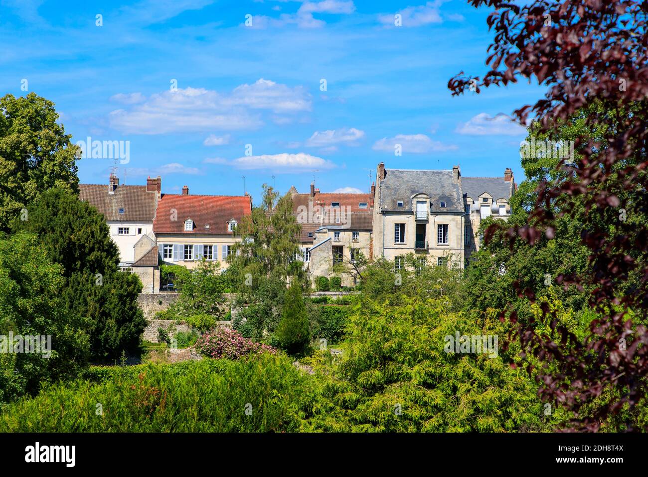 Crepy-en-Valois (nord de la France) : maisons dans le village et verdure Banque D'Images