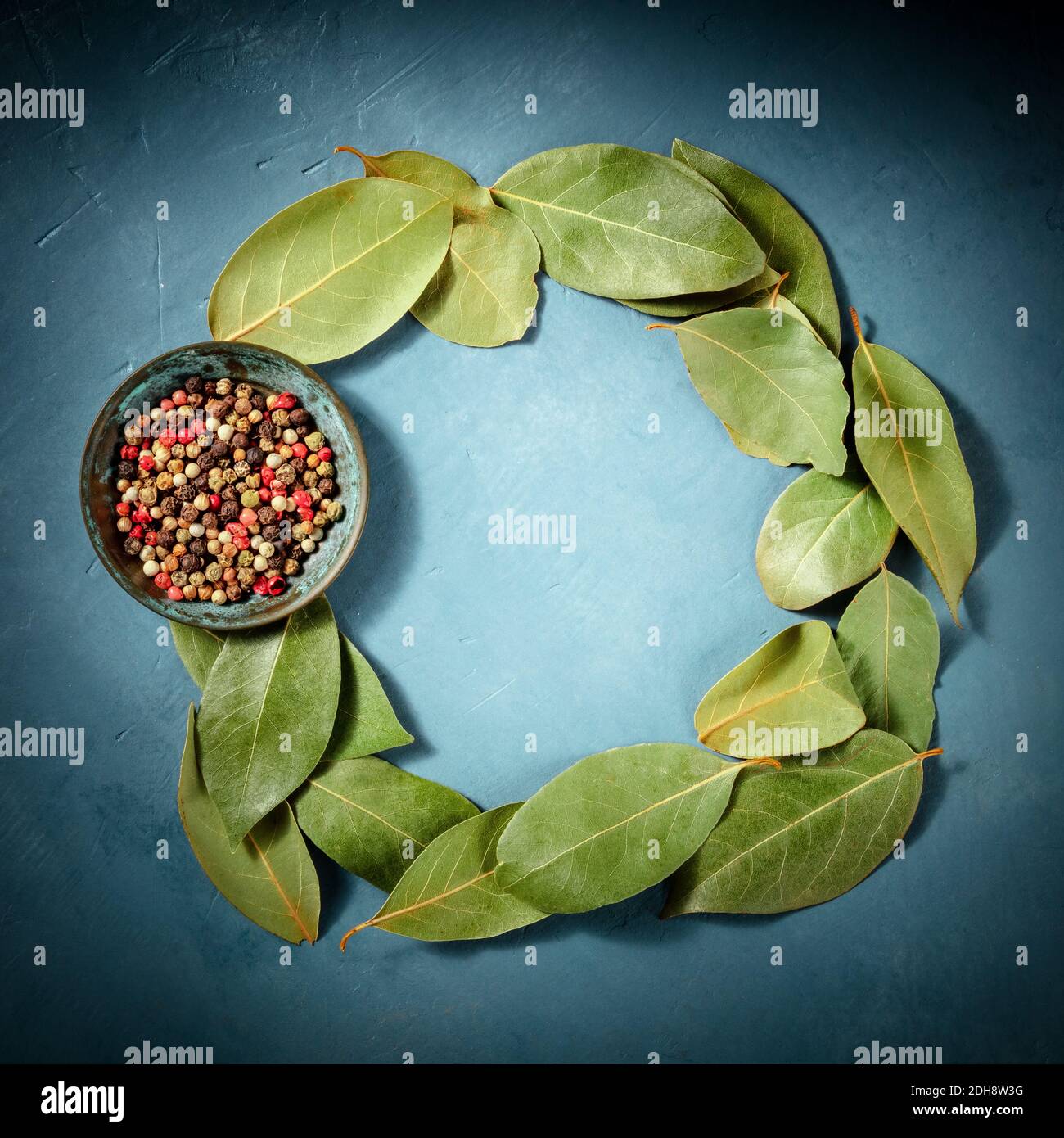 Modèle de conception culinaire carré avec espace de copie, avec feuilles de Laurier et grains de poivre, tiré du dessus Banque D'Images