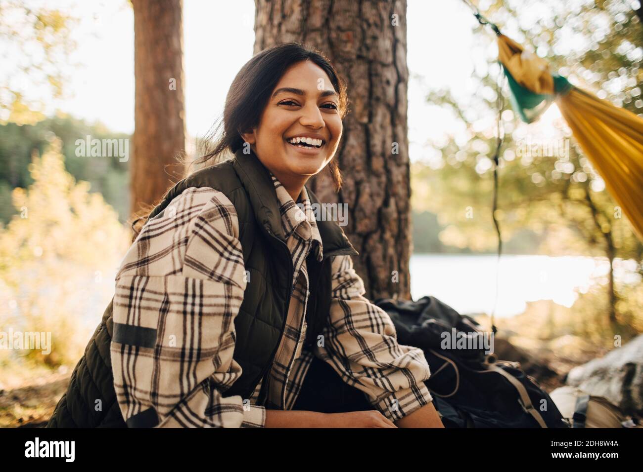 Portrait d'une femme souriante en forêt pendant les vacances Banque D'Images