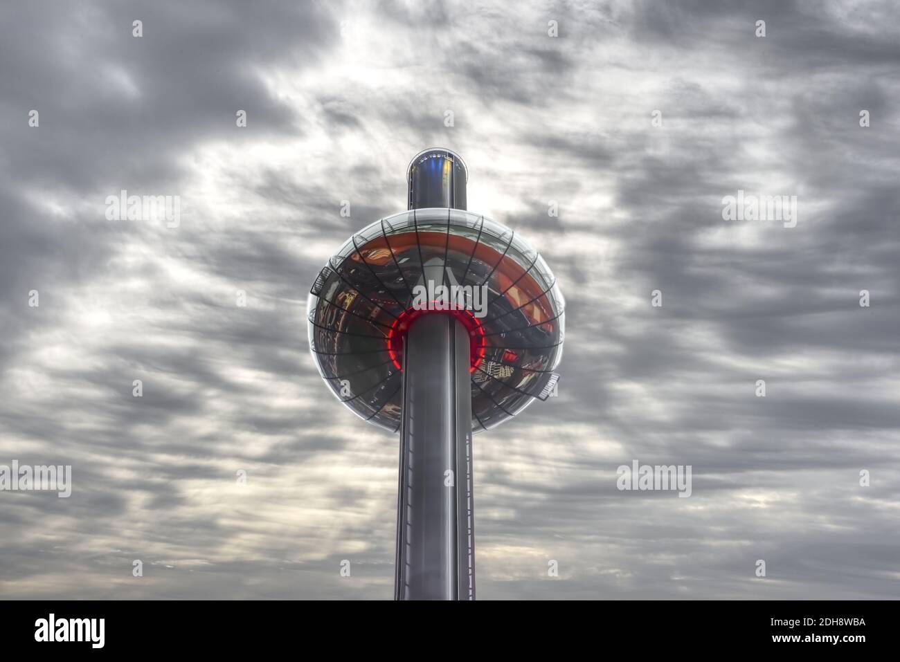 capsule sur poteau dans le ciel Banque D'Images
