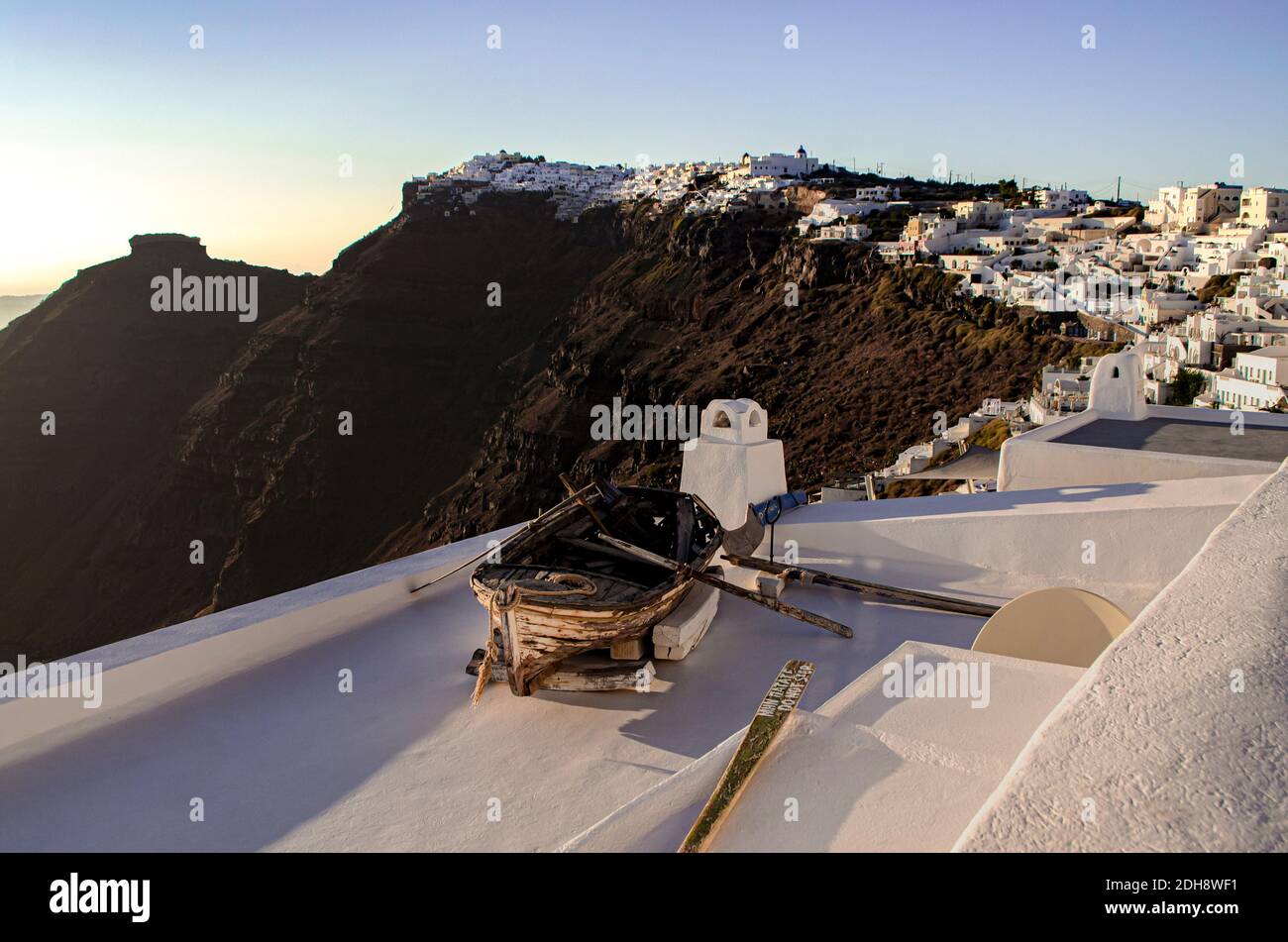 Vieux bateau en bois sur les toits blancs de Santorini, Grèce Banque D'Images