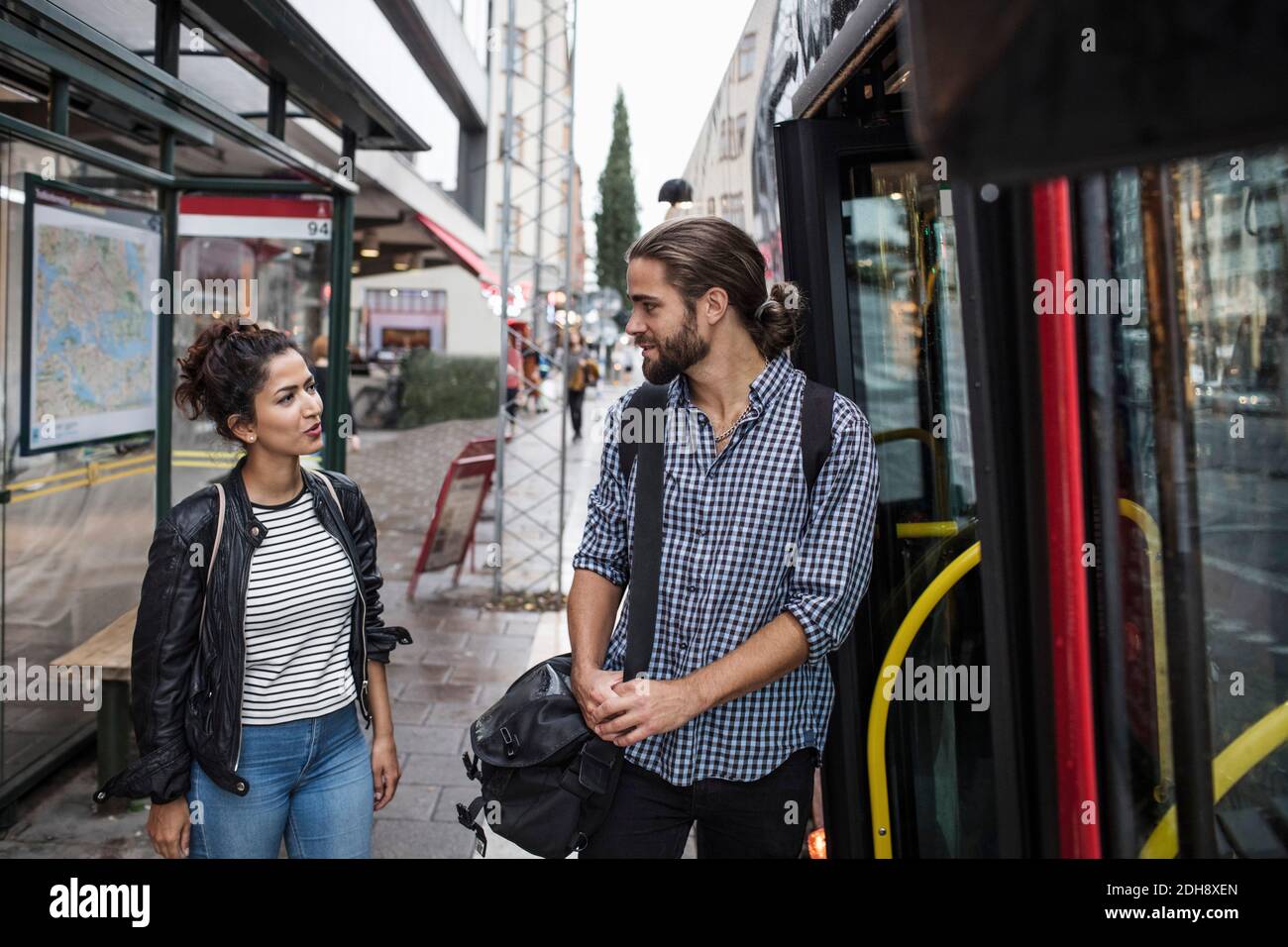 Des amis qui parlent en bus en ville Banque D'Images