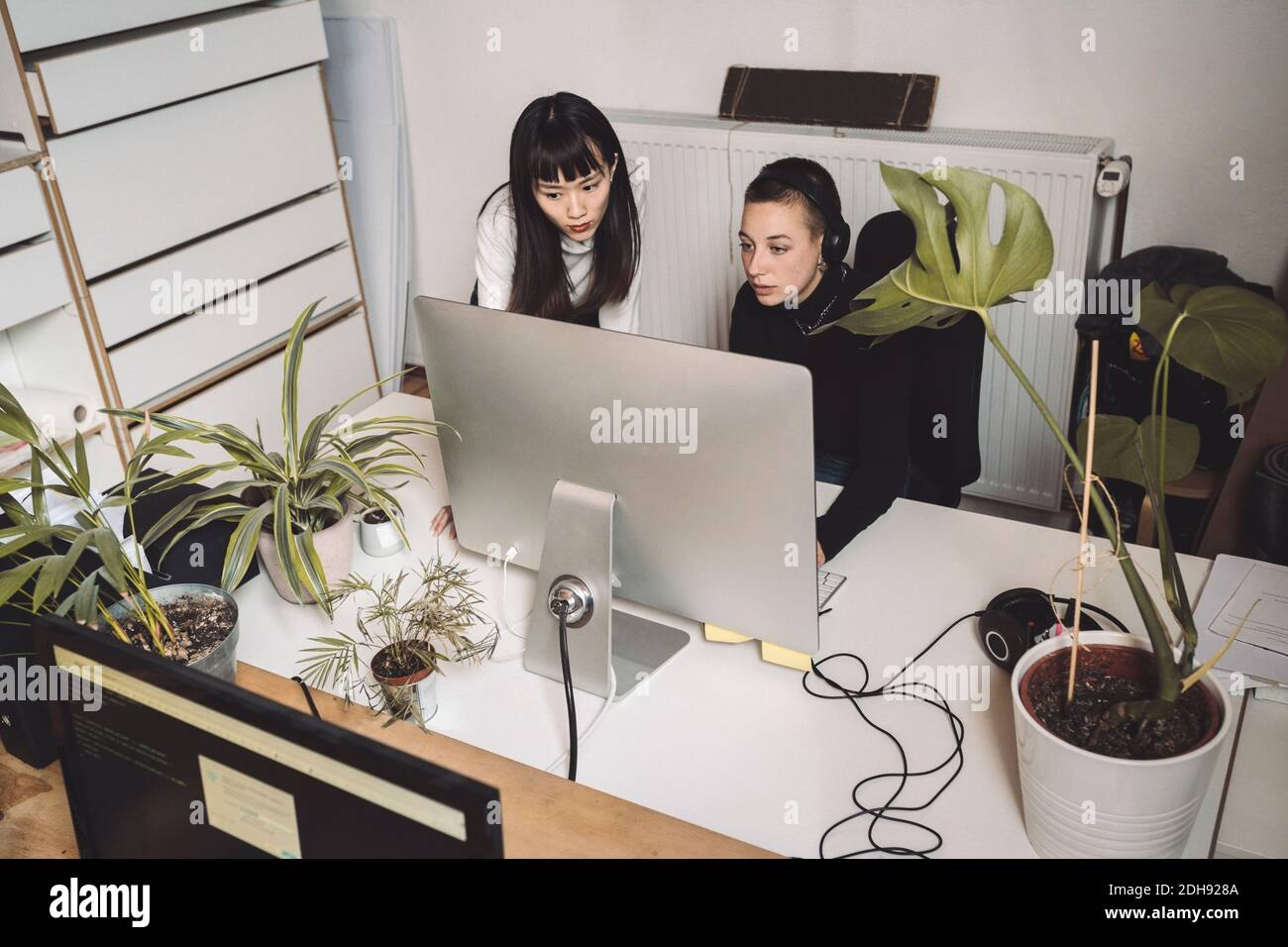 Femmes d'affaires travaillant sur ordinateur sur le lieu de travail Banque D'Images