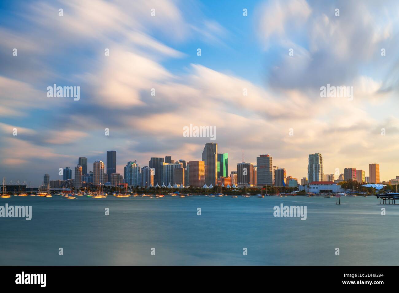 Miami, Floride, États-Unis vue sur la ville du centre-ville sur Biscayne Bay au crépuscule. Banque D'Images