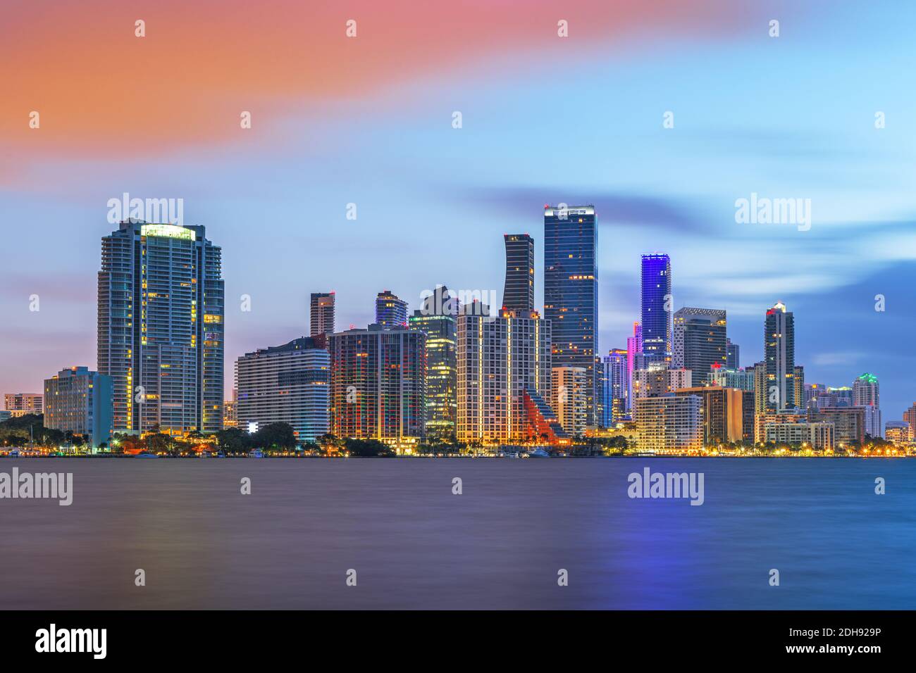 Miami, Floride, États-Unis vue sur la ville du centre-ville sur Biscayne Bay au crépuscule. Banque D'Images