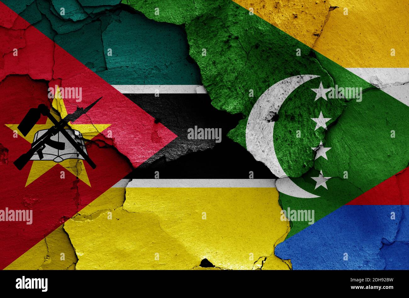 Drapeaux du Mozambique et des Comores peints sur un mur fissuré Banque D'Images