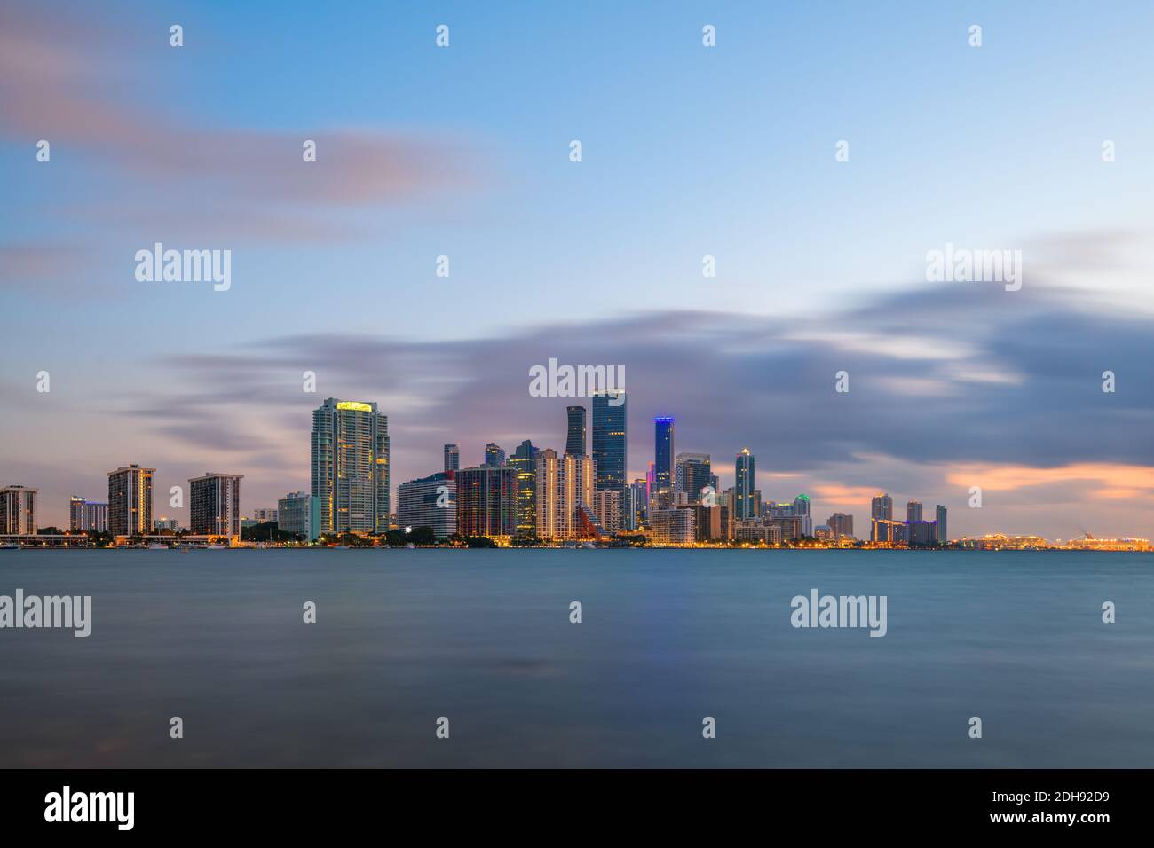 Miami, Floride, États-Unis vue sur la ville du centre-ville sur Biscayne Bay au crépuscule. Banque D'Images