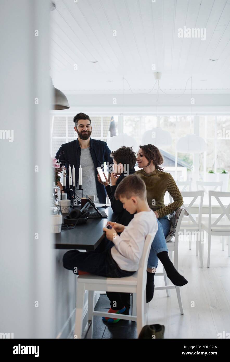 Famille par cuisine île à la maison Banque D'Images