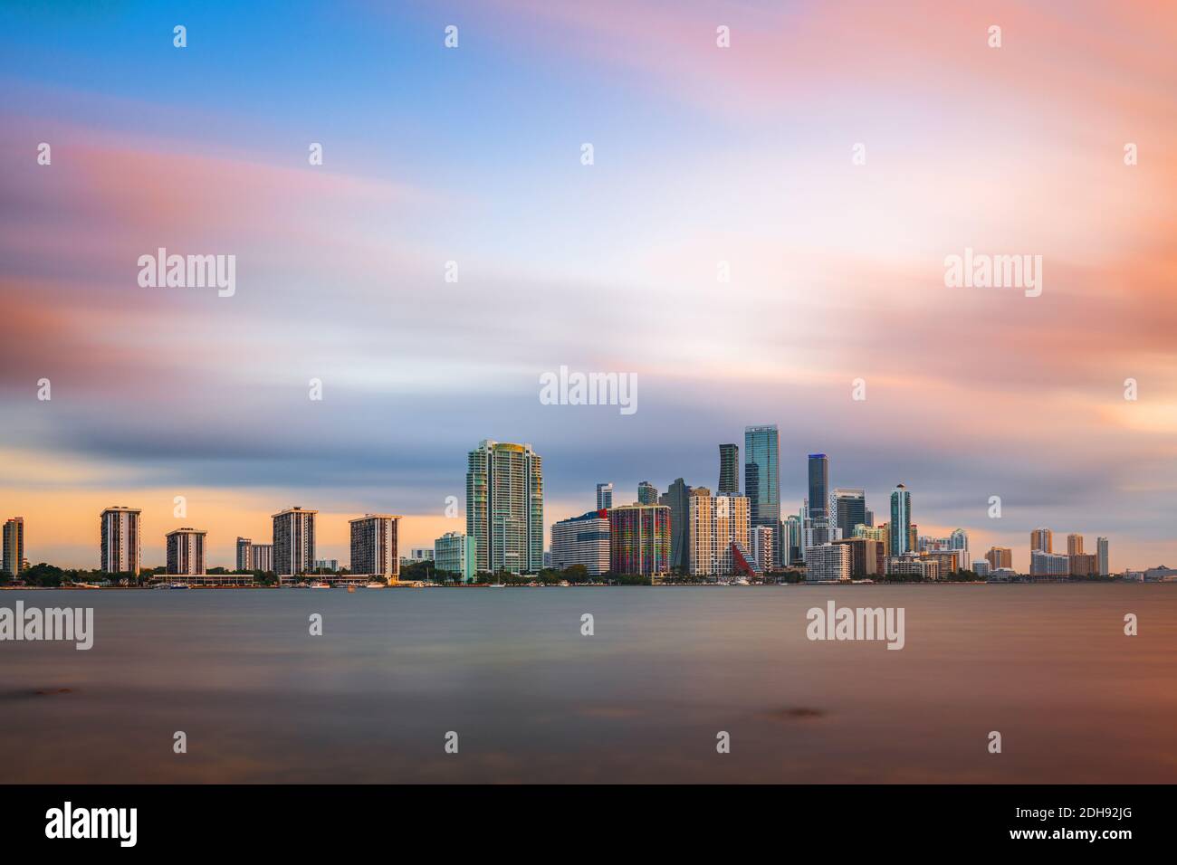 Miami, Floride, États-Unis vue sur la ville du centre-ville sur Biscayne Bay au crépuscule. Banque D'Images