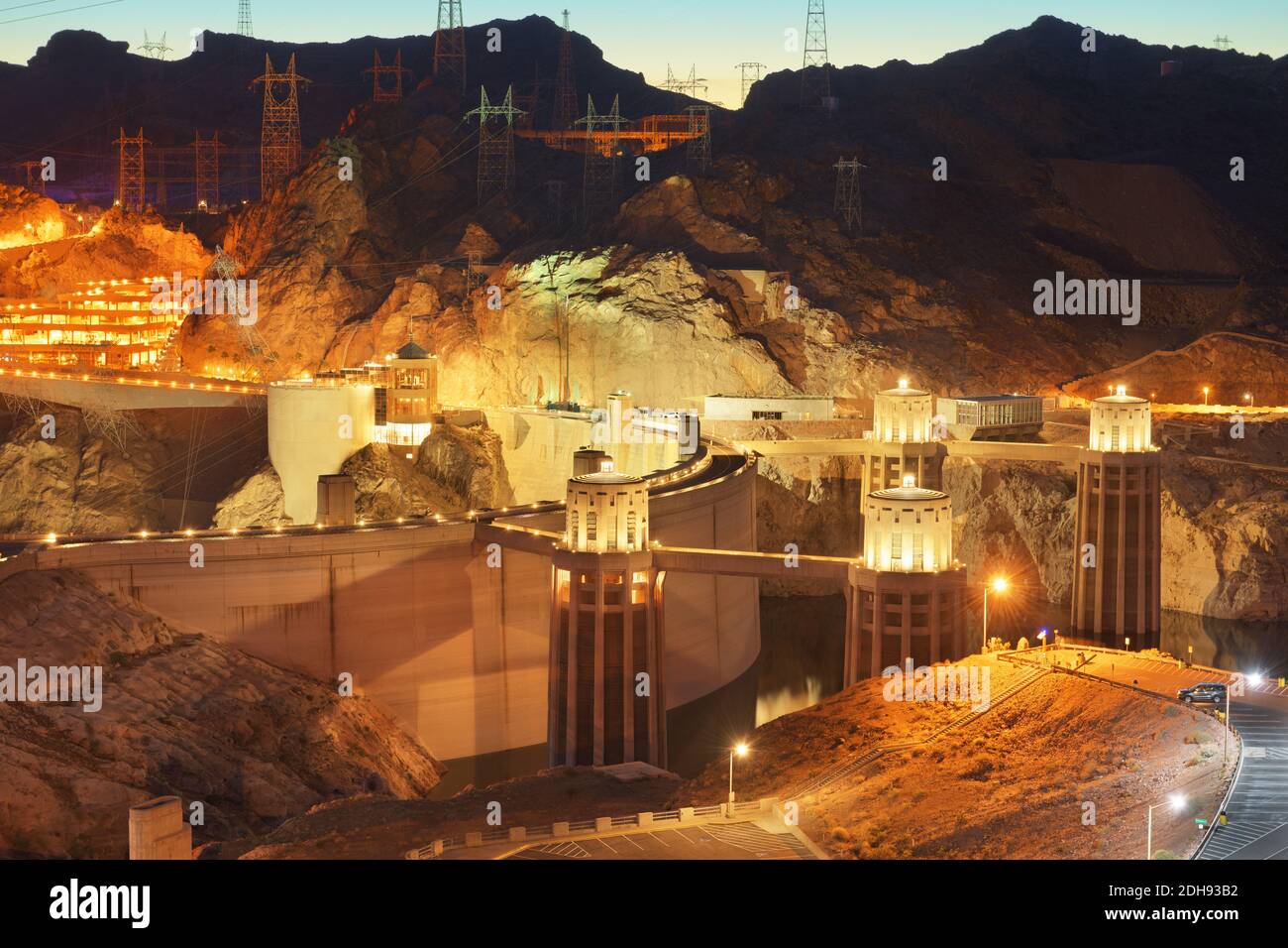 Le Barrage Hoover sur la rivière Colorado, Nevada et l'Arizona chevauchants au crépuscule. Banque D'Images