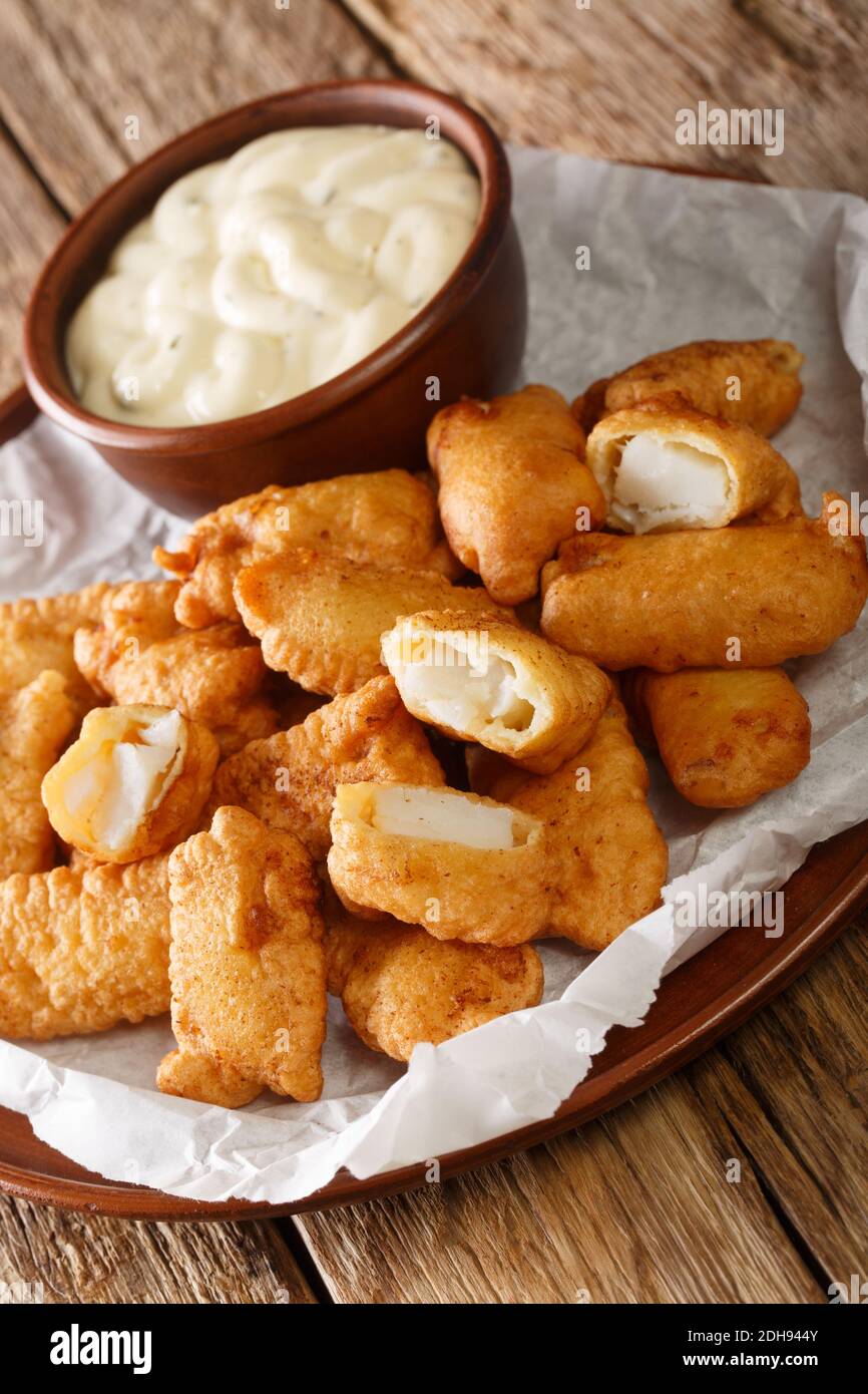 Kibbeling est une cuisine typiquement hollandaise de rue, il se compose de morceaux de poisson dunked dans la pâte qui sont frits profondément et servis avec une sauce trempée près de la TH Banque D'Images