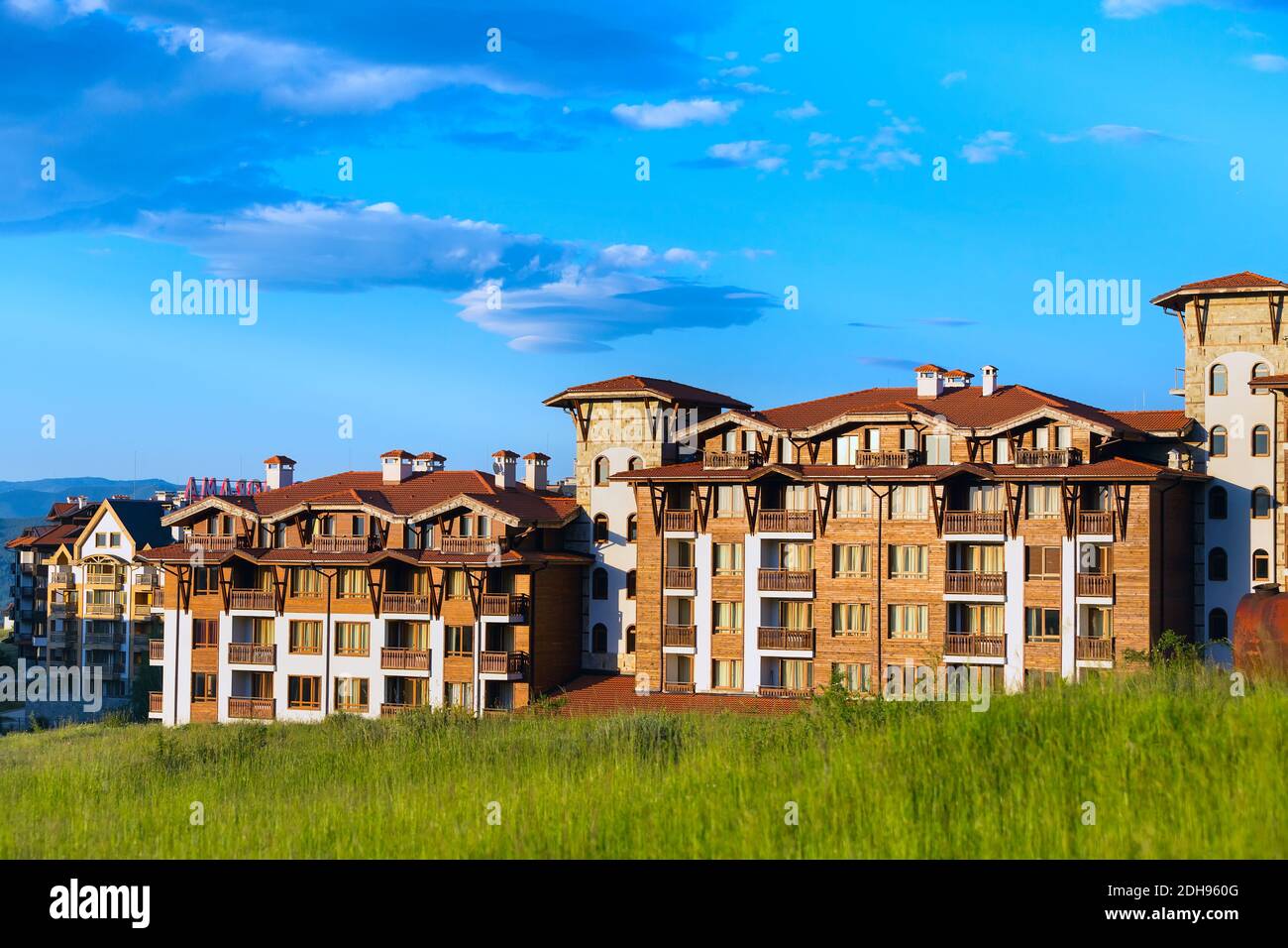 Chalet en bois maisons d'hôtel et montagnes d'été panorama dans la station de ski bulgare Bansko, Bulgarie Banque D'Images