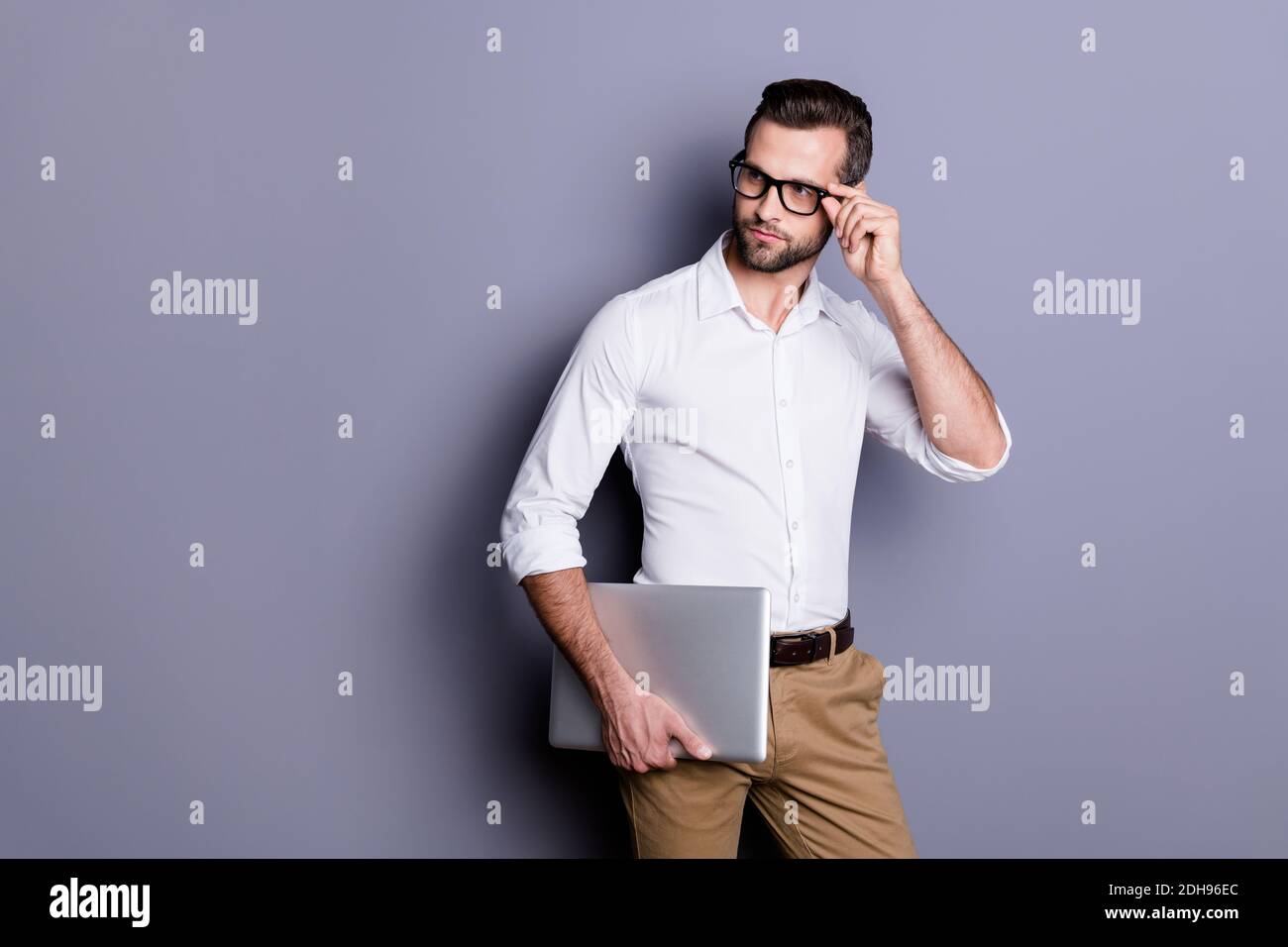 Portrait d'un avocat-coach professionnel fiable et réussi, un homme tient un ordinateur portable entendre collègue collier lui demander look copyspace touch spécifications usure pantalon blanc Banque D'Images