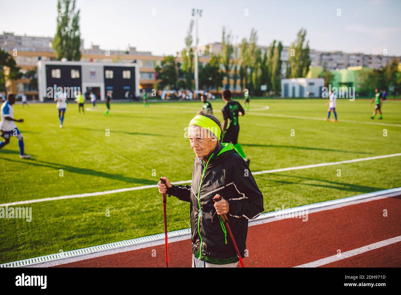 Reste actif du thème des personnes âgées. Sports et santé à la retraite. Caucasien très vieille femme avec des rides profondes faisant la marche nordique Banque D'Images