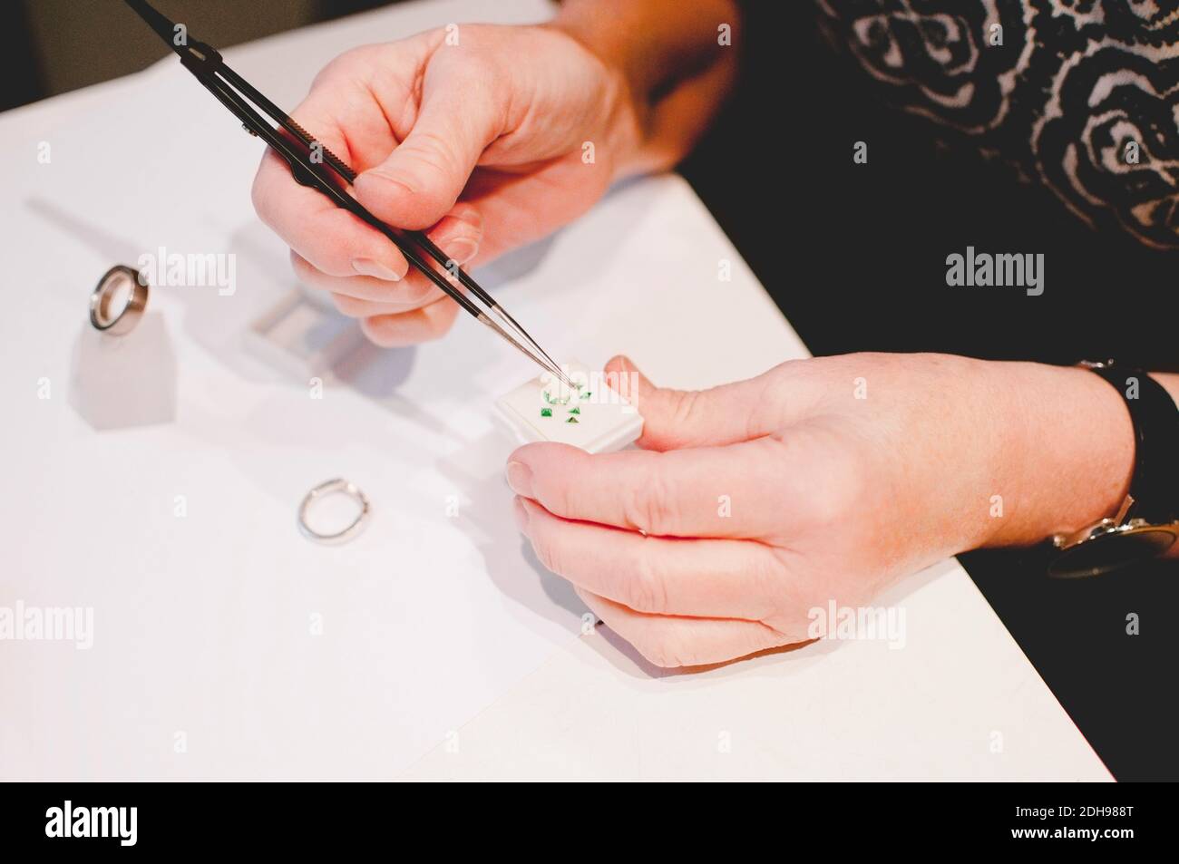 Image rognée d'une femme artisan senior qui assemble des bijoux dans un atelier Banque D'Images