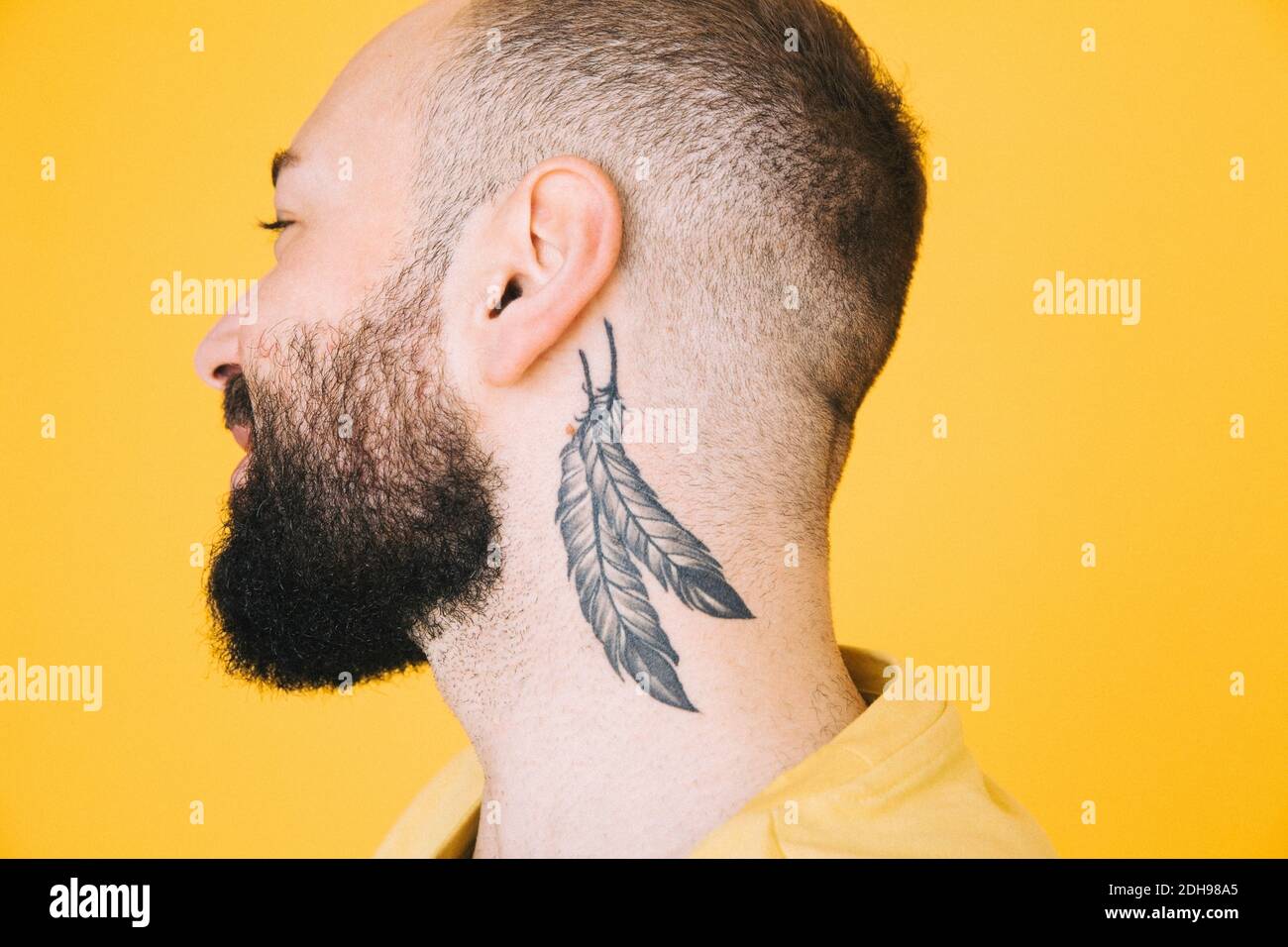 Gros plan du tatouage de cou sur l'homme sur fond coloré Banque D'Images