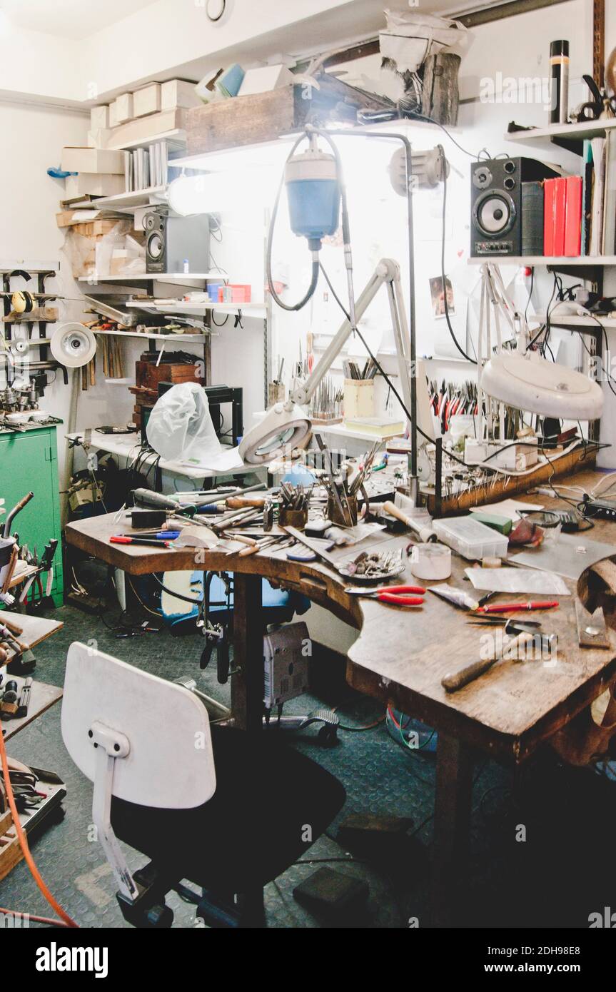 Divers outils de travail sur établi dans un atelier de bijoux Banque D'Images