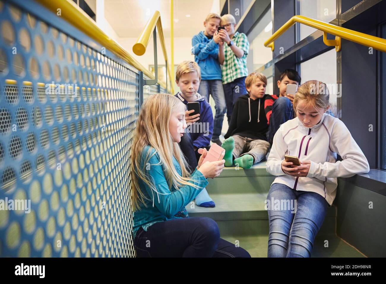 Les élèves du secondaire qui utilisent des smartphones à l'école Banque D'Images