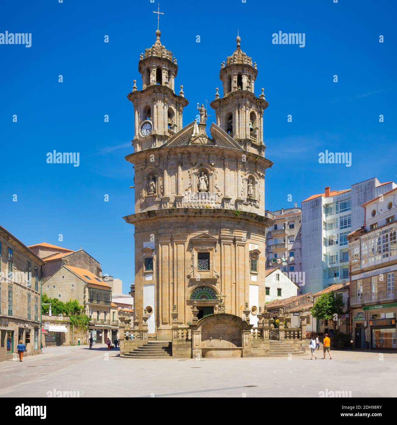 Pontevedra, Galice, Espagne - juin 2107 : Sanctuaire de la Virgen de la Peregrina dans le centre historique, où quelques touristes marchent Banque D'Images