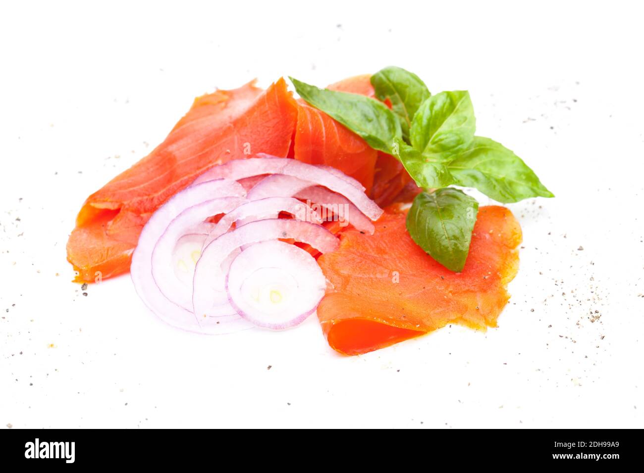 Rondelles de saumon et d'oignon isolées sur fond blanc Banque D'Images