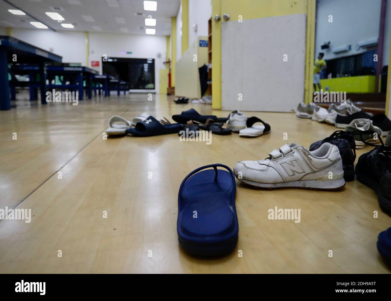 Taipei, Taipei, Taïwan. 10 décembre 2020. Les chaussures sont laissées derrière elles lorsque les étudiants sortent d'une salle de conférence, selon un conférencier d'une université. Un séisme de magnitude 6.7 frappe le nord-est de Taïwan dans la soirée du 12 décembre pendant environ 15 secondes, les gens se précipitant hors des zones intérieures. Crédit : Daniel CEng Shou-Yi/ZUMA Wire/Alay Live News Banque D'Images