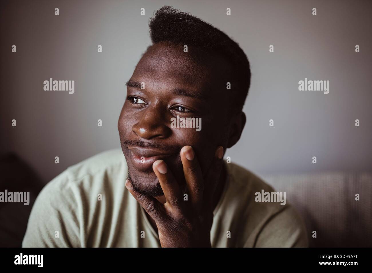 Gros plan d'un homme souriant qui regarde loin Banque D'Images