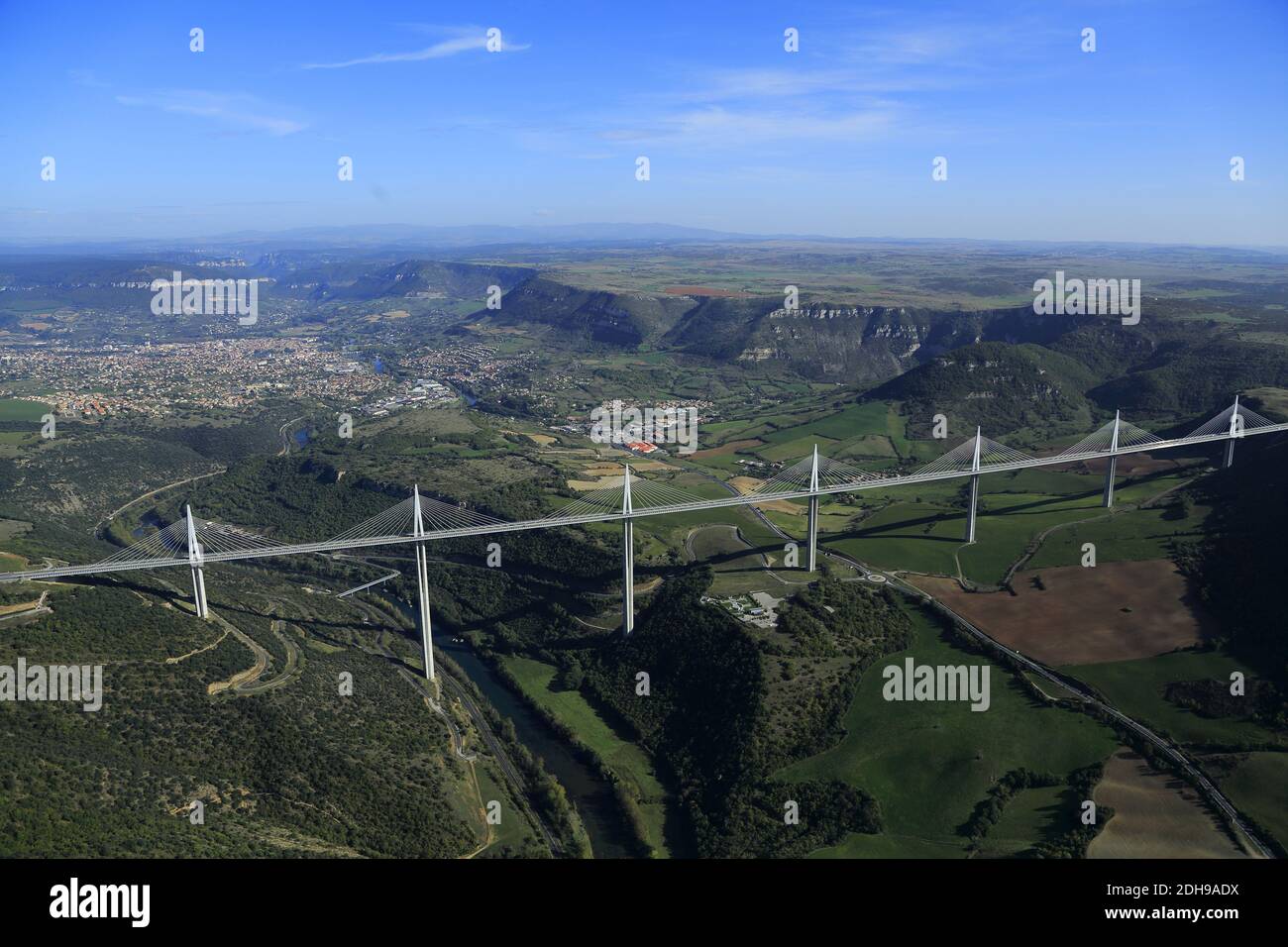 Millau (sud de la France) : vue aérienne de la ville et du viaduc, pont à plusieurs travées avec passage de câbles traversant la vallée du Tarn. Banque D'Images