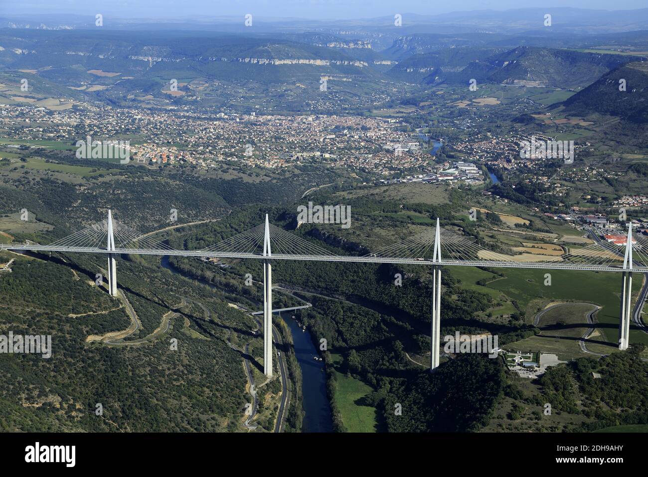 Millau (sud de la France) : vue aérienne de la ville et du viaduc, pont à plusieurs travées avec passage de câbles traversant la vallée du Tarn Banque D'Images