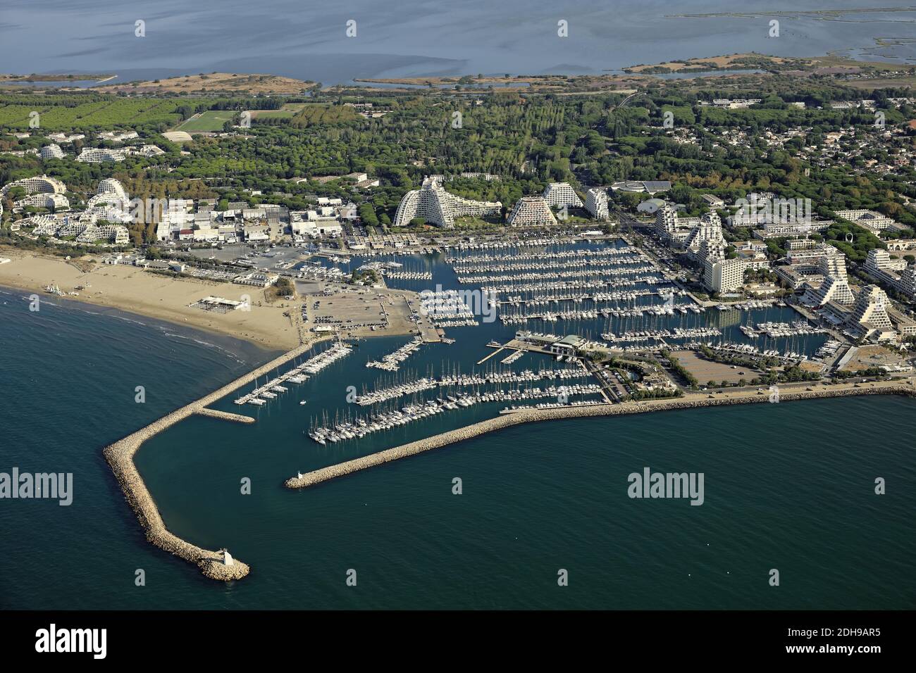 La Grande Motte (sud de la France) : vue aérienne de la ville, de ses célèbres bâtiments pyramidaux et de la grande marina Banque D'Images