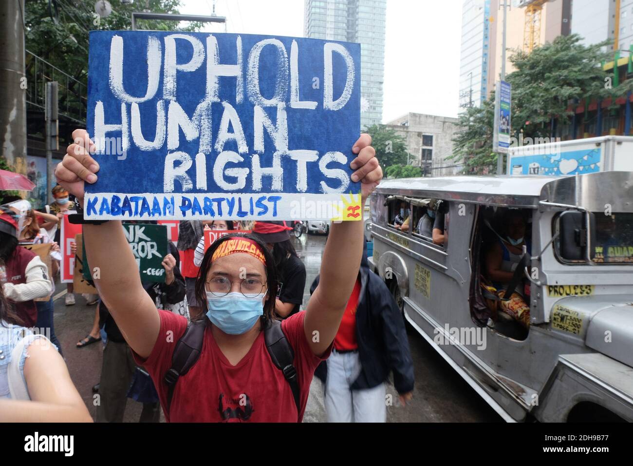 Manille, Philippines. 10 décembre 2020. Les manifestants portant des masques et pratiquant la distanciation physique tiennent leurs pancartes avec différents messages pendant le rassemblement de la Journée internationale des droits de l'homme. Le peuple demande à l'administration du président Rodrigo Duterte de mettre fin aux meurtres et de libérer les prisonniers politiques. Crédit : CIC de la majorité mondiale/Alamy Live News Banque D'Images