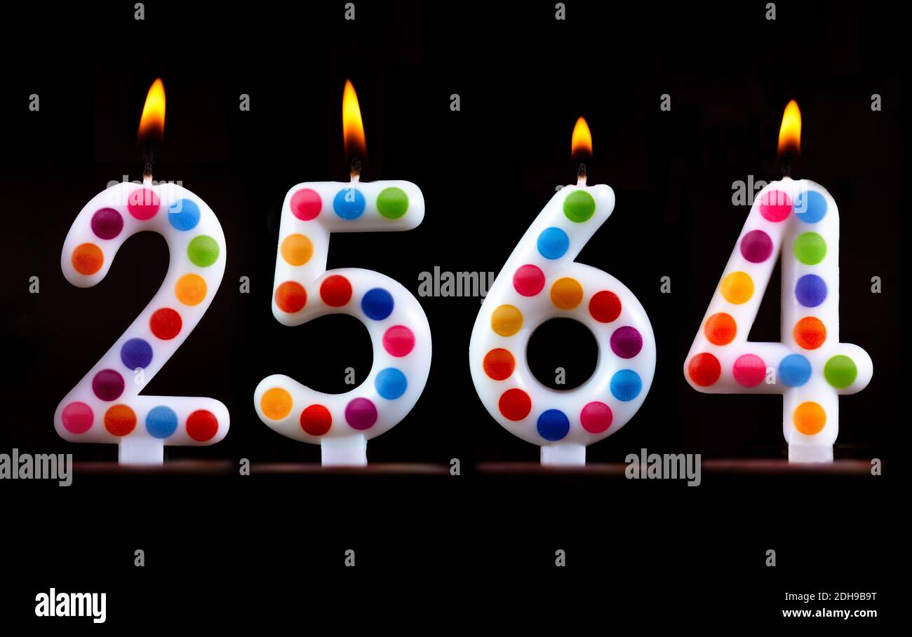 Bougies de couleur écrire des nombres flamme Thaïlande Songkran nouvelle année 2564 arrière-plan noir Banque D'Images