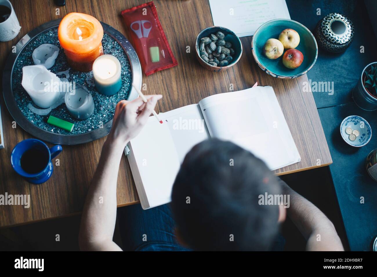 Vue en grand angle de l'homme étudiant à la table à l'université chambre dortoir Banque D'Images