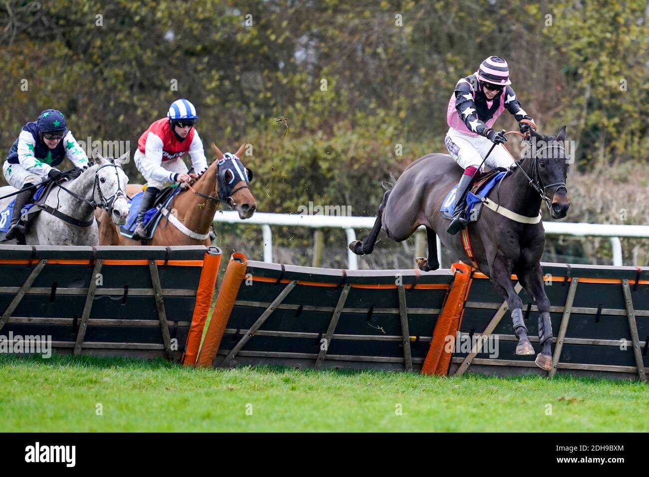 Nathan Brennan à cheval Mont Windsor Clear le dernier à gagner Dave Criddle Travel - Fly Again handicap à l'hippodrome de Taunton. Date de la photo: Jeudi 8 décembre 2020. Voir PA Story RACING Taunton. Le crédit photo devrait se lire comme suit : Alan Crowhurst/PA Wire. RESTRICTIONS : l'utilisation est soumise à des restrictions. Utilisation éditoriale uniquement, aucune utilisation commerciale sans le consentement préalable du détenteur des droits. Banque D'Images